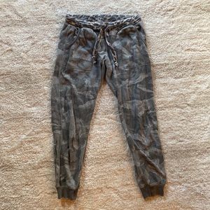 ARMY/CHEETAH CAPRI JOGGERS